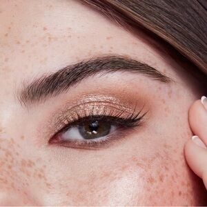 Stila Kitten Kaleidoscope Glisten & Glow Liquid Eyeshadow- champagne rose